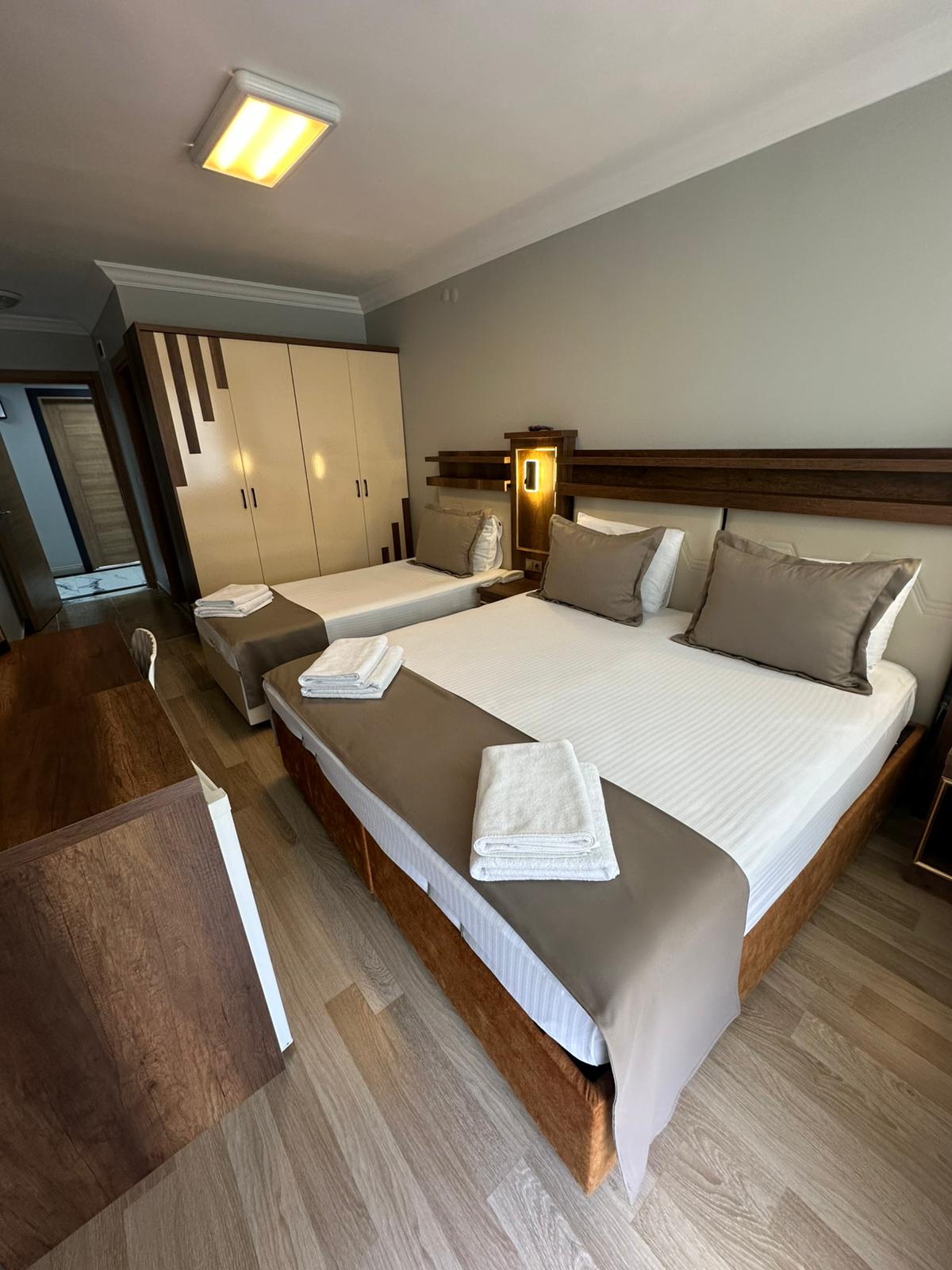 ÜÇ KİŞİLİK COMFORT DOUBLE + TEK YATAKLI BALKONLU ODA