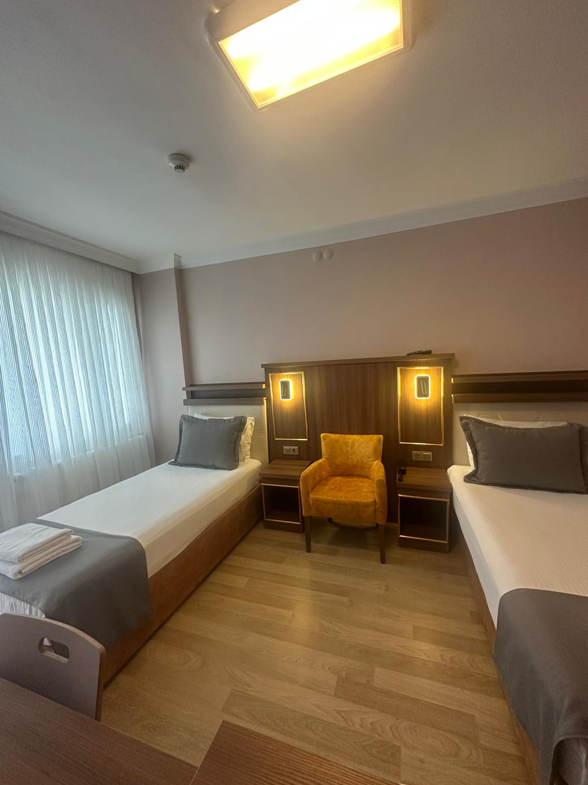 İKİ KİŞİLİK COMFORT İKİ TEK YATAKLI BALKONLU ODA