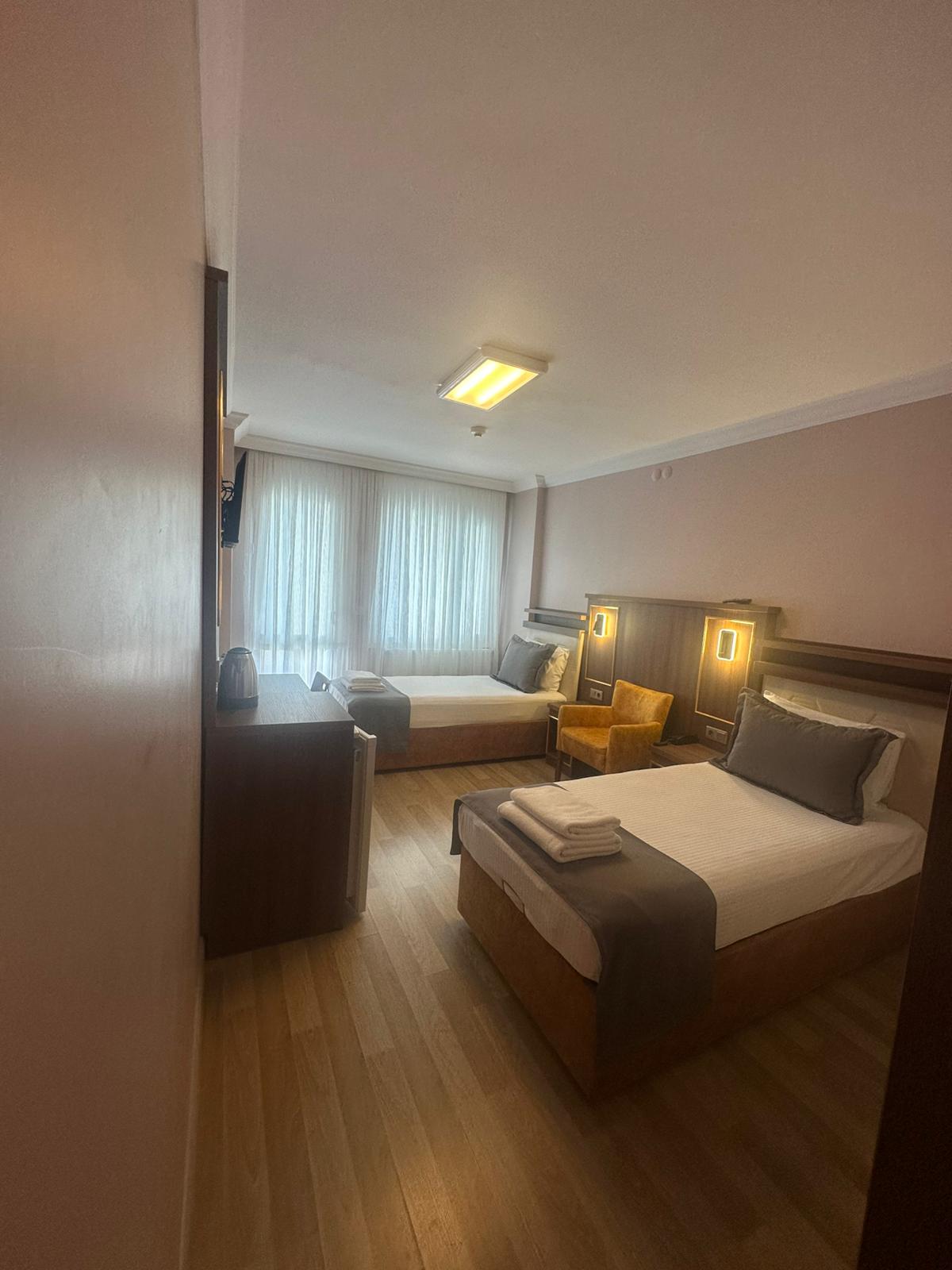 İKİ KİŞİLİK COMFORT İKİ TEK YATAKLI BALKONLU ODA