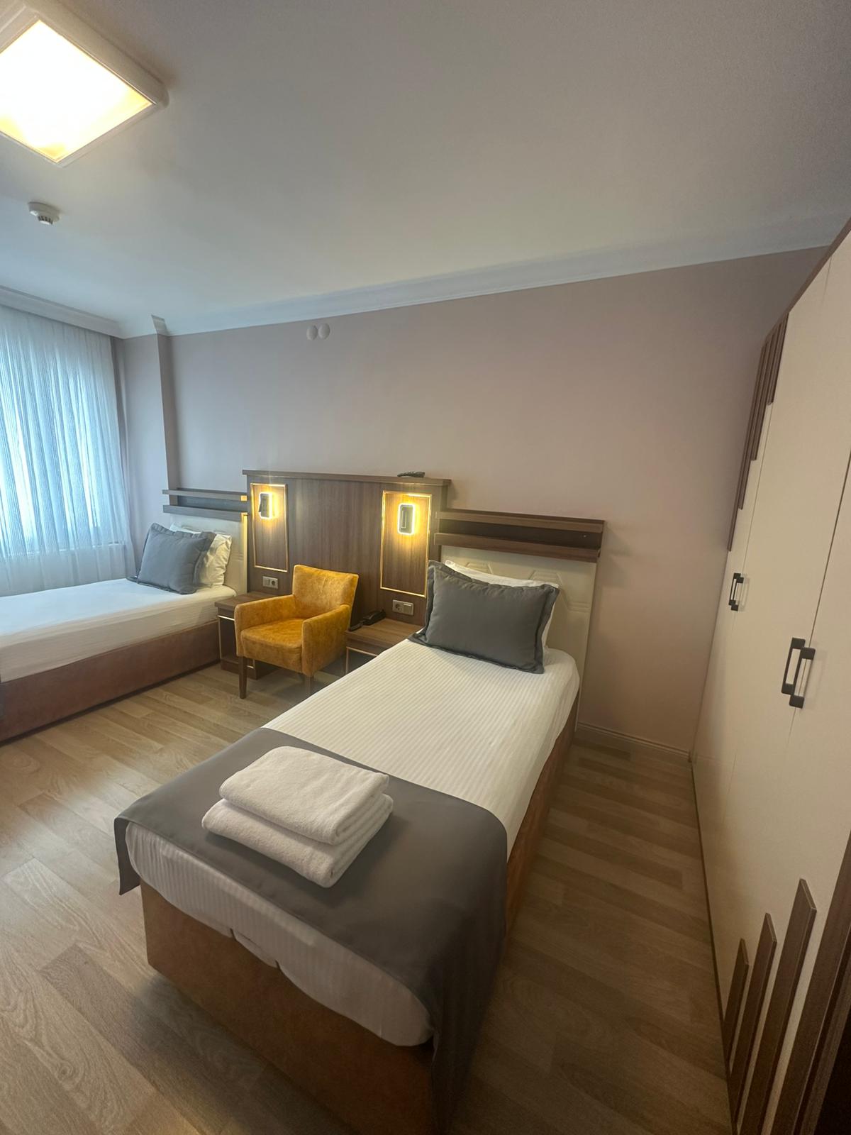 İKİ KİŞİLİK COMFORT İKİ TEK YATAKLI BALKONLU ODA