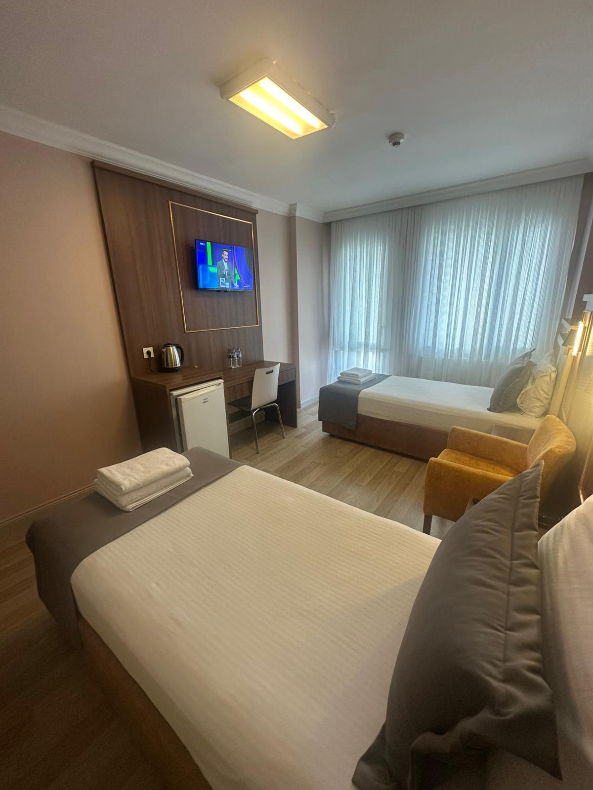 İKİ KİŞİLİK COMFORT İKİ TEK YATAKLI BALKONLU ODA