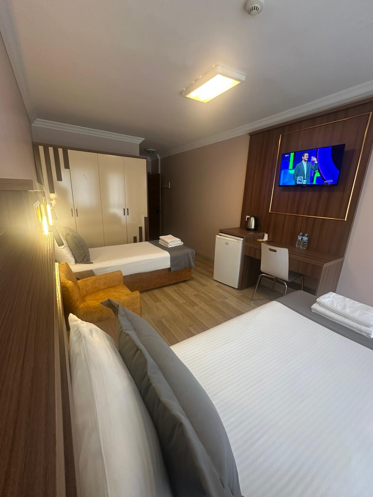 İKİ KİŞİLİK COMFORT İKİ TEK YATAKLI BALKONLU ODA