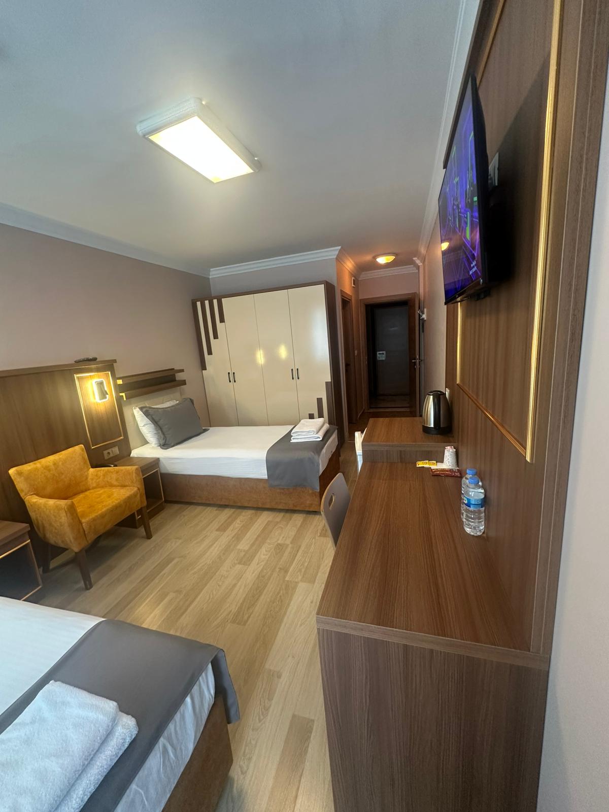 İKİ KİŞİLİK COMFORT İKİ TEK YATAKLI BALKONLU ODA