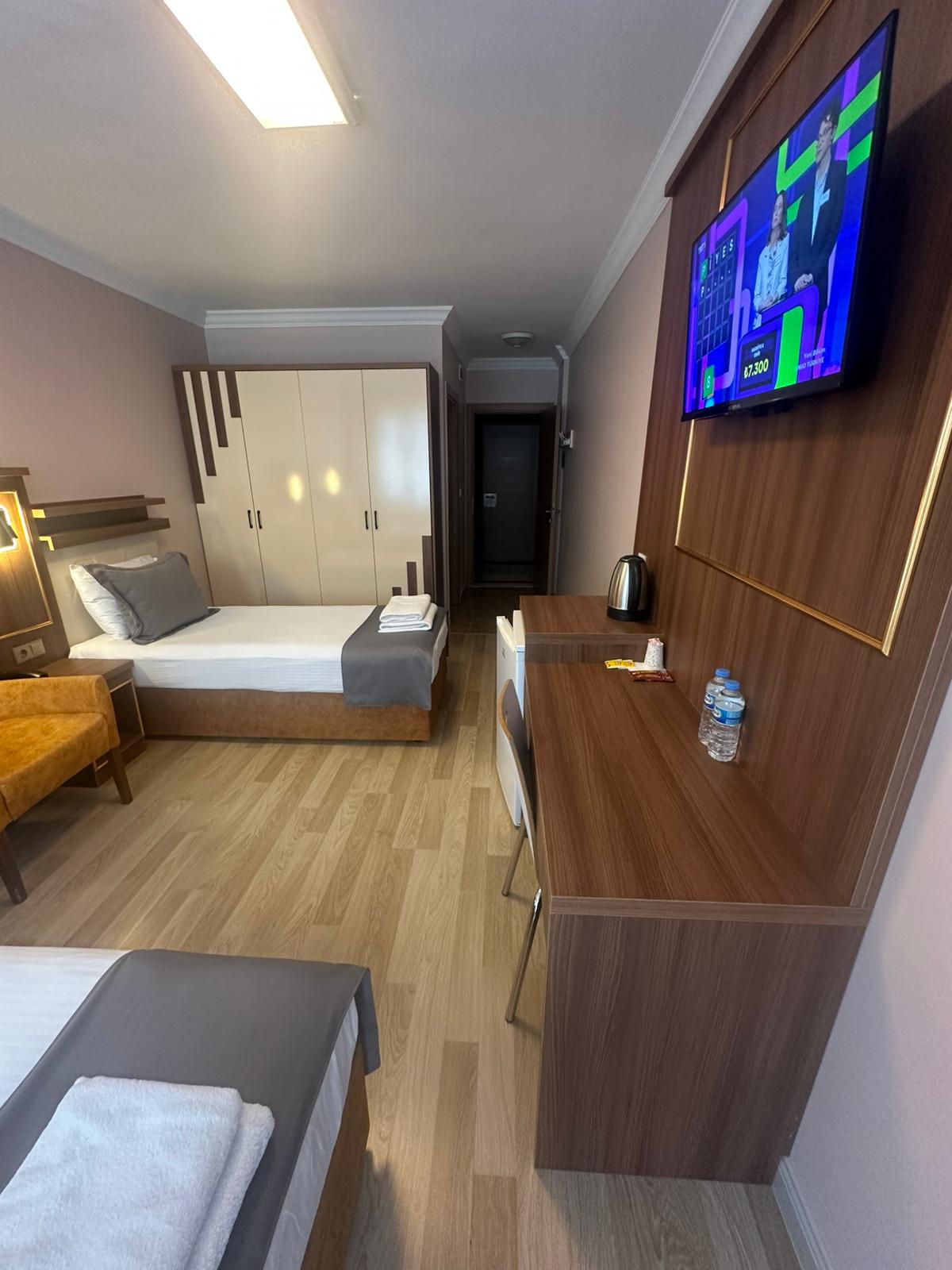 İKİ KİŞİLİK COMFORT İKİ TEK YATAKLI BALKONLU ODA