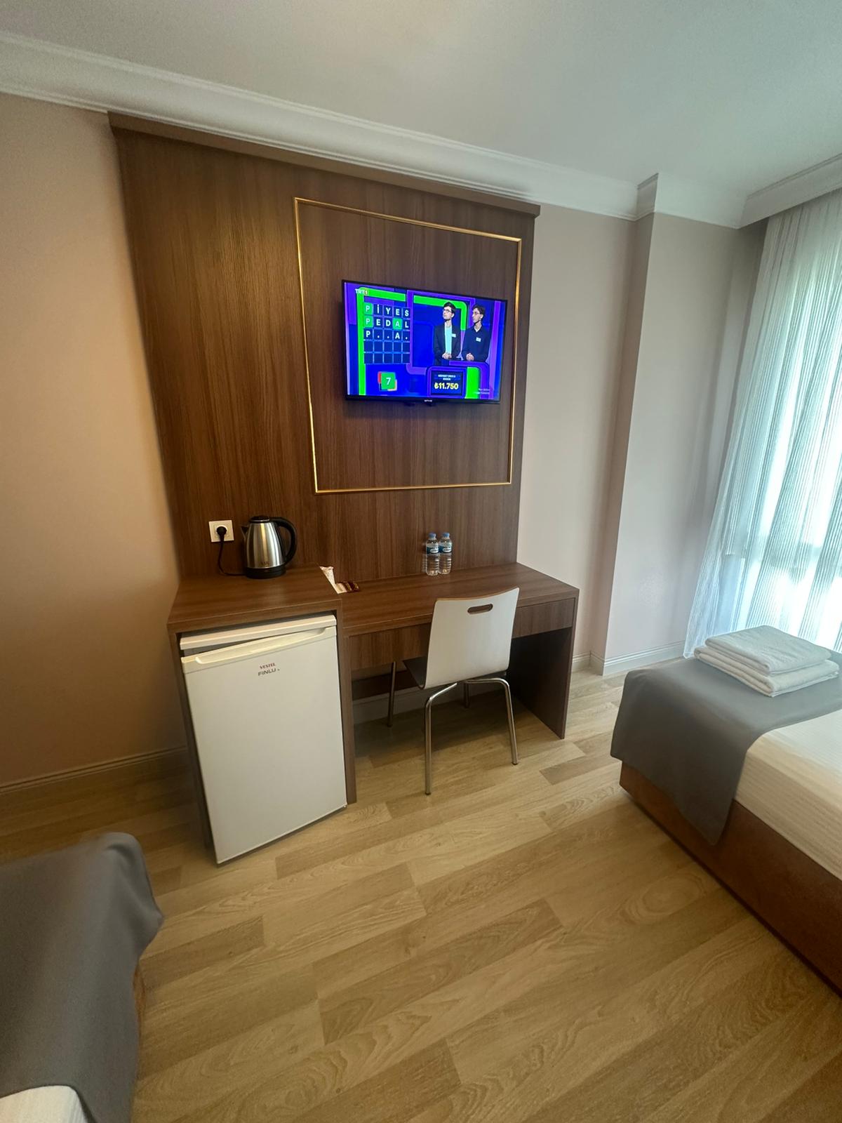 İKİ KİŞİLİK COMFORT İKİ TEK YATAKLI BALKONLU ODA