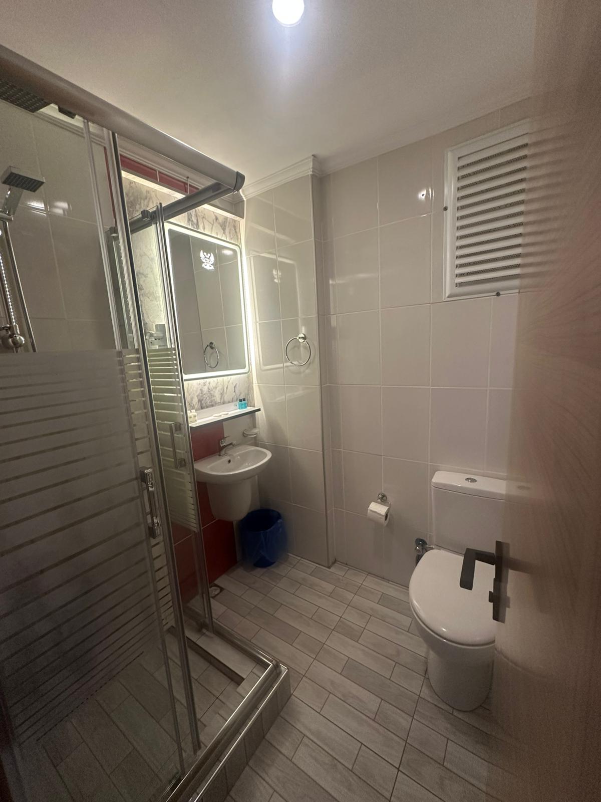 İKİ KİŞİLİK COMFORT İKİ TEK YATAKLI BALKONLU ODA