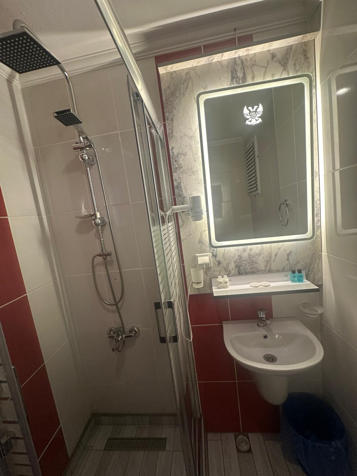 İKİ KİŞİLİK COMFORT İKİ TEK YATAKLI BALKONLU ODA