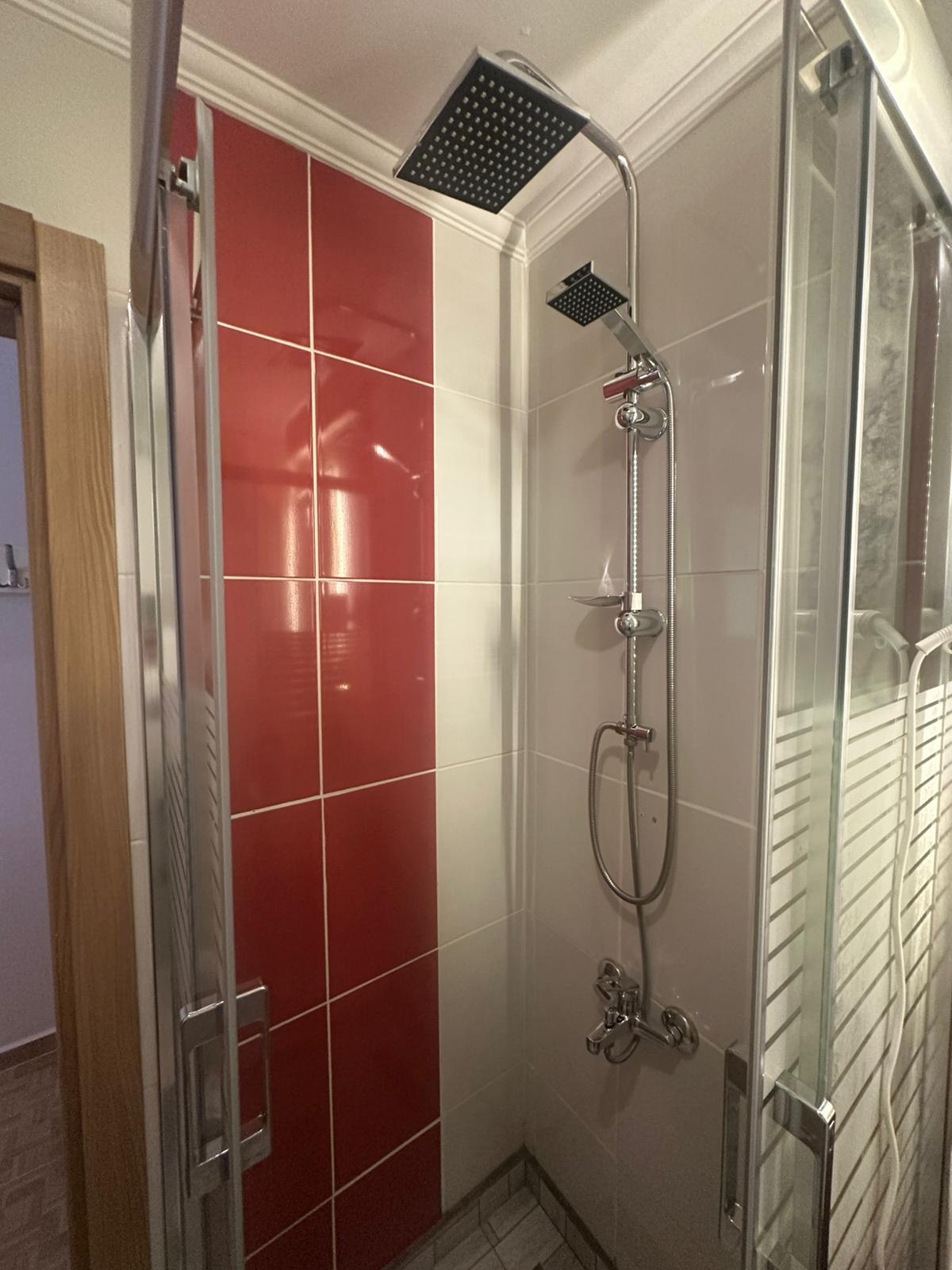 İKİ KİŞİLİK COMFORT İKİ TEK YATAKLI BALKONLU ODA