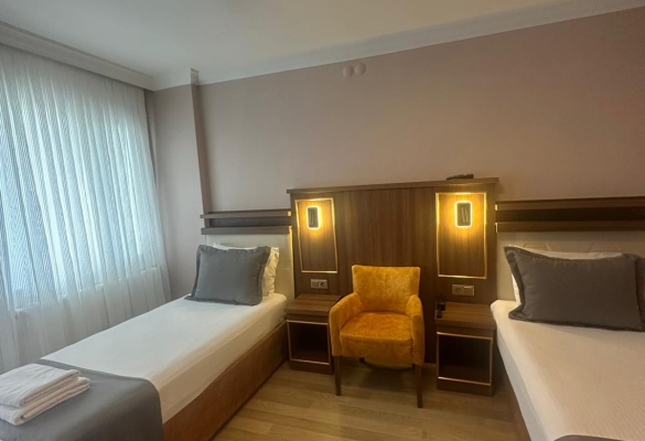 İKİ KİŞİLİK COMFORT İKİ TEK YATAKLI BALKONLU ODA